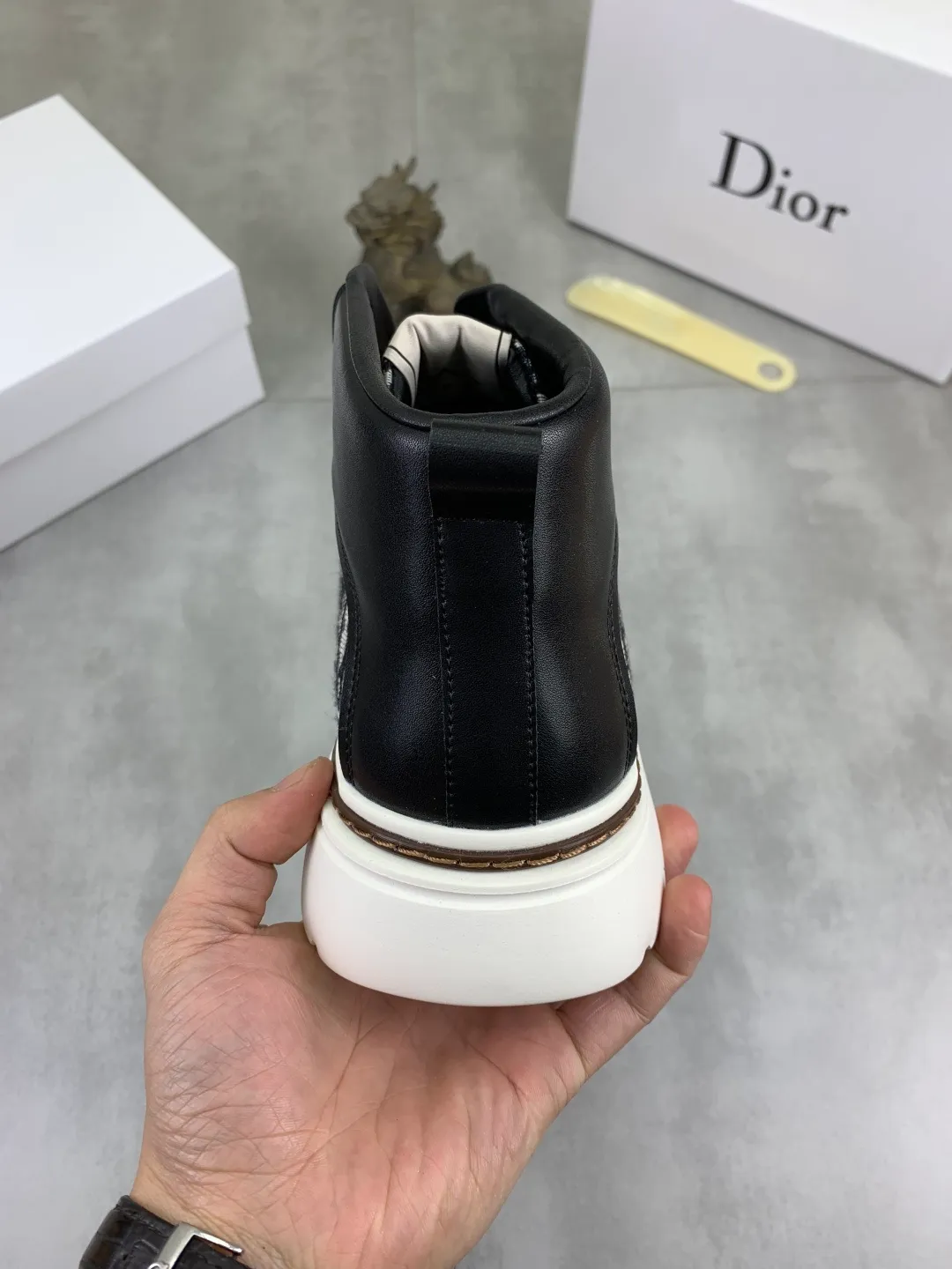 Men's Men's Shoes💰P420💰[New Style]🆘[Dior] Dior original lace-up high-top men's shoes Classic casual shoes 🔥This model is the official classic model with high quality and made by famous original designers. It is made of high-quality cowhide with original materials➕Comfortable and breathable mesh lining➕Pigskin insole. The perfect last shape and generous and fashionable design have attracted many consumers. Suitable for drivers to drive🚗What you want is the highest quality in the market. Color: 2️⃣Code number: 38--44